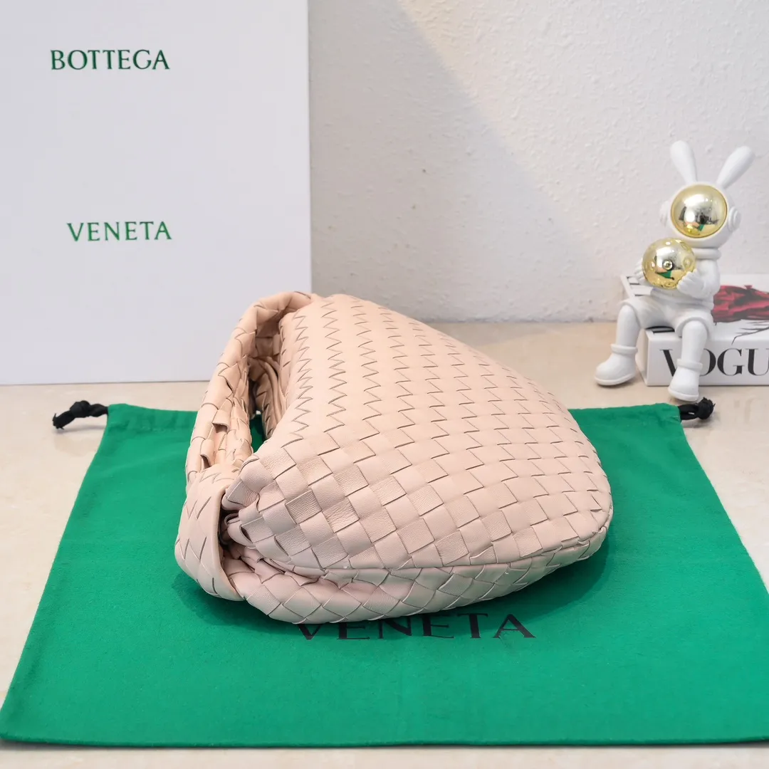 Batch 1460 BV Bottega Veneta 2022 Early Spring New Ladies Medium JODIE Handbag BV Bag 🔥The new method is to round the corners on the original basis and knot the round hobo bag with classic woven leather. The most iconic triangular pull-out design, using sheepskin draped soft shape, is super suitable for concave shapes~ Jodie feels really gentle to people, and is definitely the best item for daily matching. It has the same weave, new elements and twists, and is versatile. It is the new favorite of street style Internet celebrities! Size: 36*21*13 Model: 6697